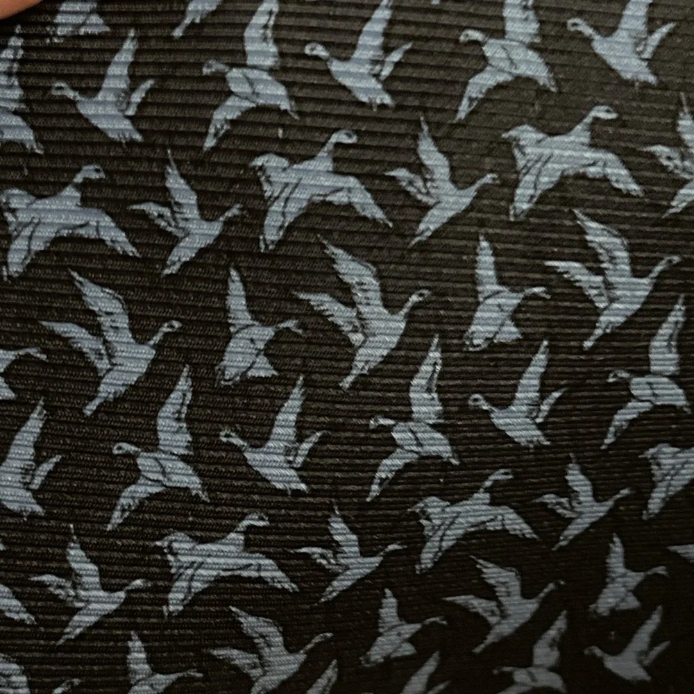 DUCK BANANA REPUBLIC Italy DESIGNER NECKTIE TIE Navy W/ Light Blue Ducks 4x57.5